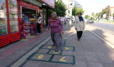 Mersin’de 7’den 70’e her yaştan vatandaş ‘seksek’ oynayarak geçiyor