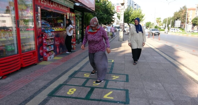 Mersin’de 7’den 70’e her yaştan vatandaş ‘seksek’ oynayarak geçiyor