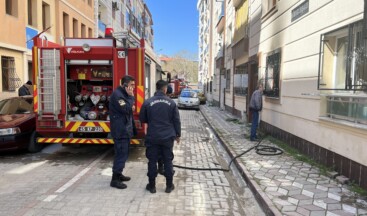 Yangında içeride mahsur kalan baba ve oğlunu komşuları kurtardı 