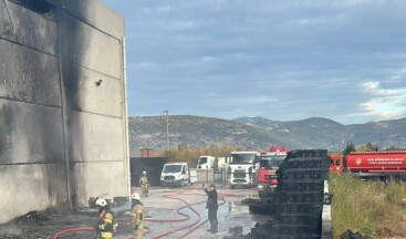 İzmir’de göğü kara dumanlar kapladı! Fabrika alev aldı