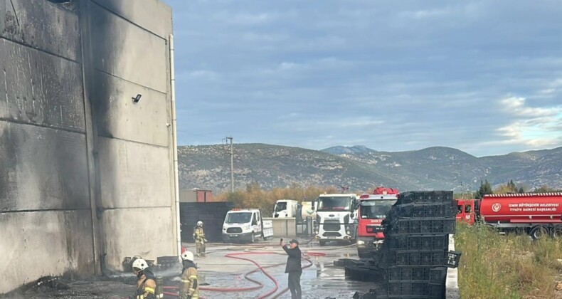 İzmir’de göğü kara dumanlar kapladı! Fabrika alev aldı