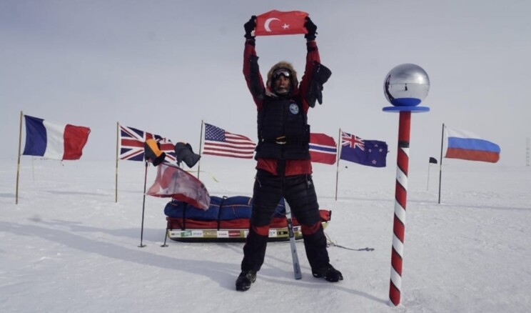 Türk bayrağı açıp, İstiklal Marşı okudu