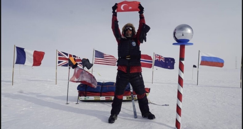 Türk bayrağı açıp, İstiklal Marşı okudu