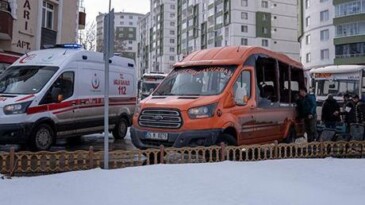 Erzurum’da halk otobüsü yolcu minibüsüne çarptı! Yaralılar var