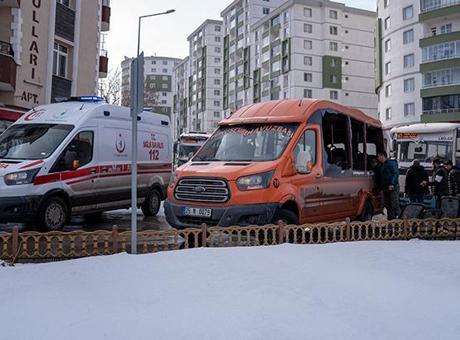 Erzurum’da halk otobüsü yolcu minibüsüne çarptı! Yaralılar var