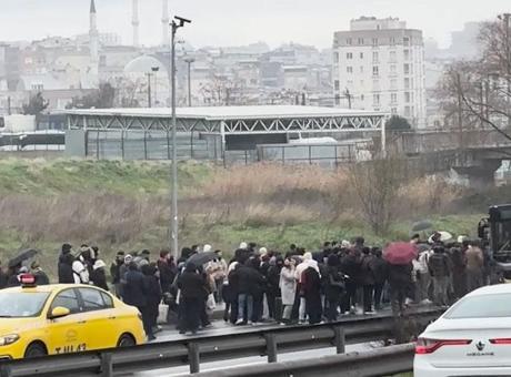 İstanbul’da viyadük düzenleme çalışması! Metro hattını kullanan yolcular isyan etti