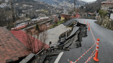 İstinat duvarı yıkılmıştı: Aynı sokakta yol çöktü