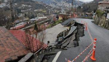 İstinat duvarı yıkılmıştı: Aynı sokakta yol çöktü