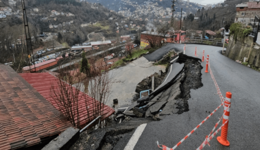 İstinat duvarı yıkılmıştı: Aynı sokakta yol çöktü